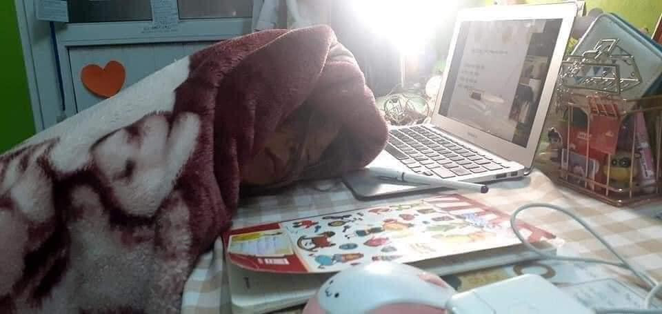 Theo đó, bé thì ngáp ngủ, bé lại ngủ gật, thậm chí nằm luôn ra ghế,... khi tiếng cô thì vẫn vang vọng nhưng không ai trả lời.