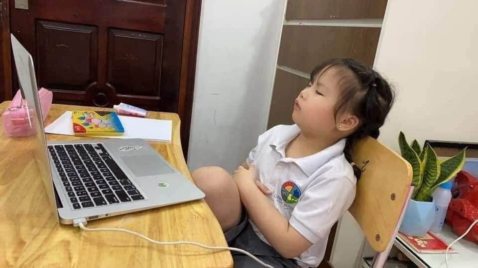 Dù là học trực tuyến tại nhà thế nhưng những cô cậu lớp 1 này vẫn có đủ trạng thái hài hước mỗi lên "lên lớp".
