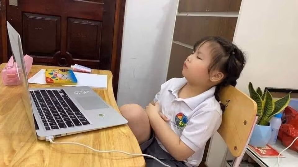 Dù là học trực tuyến tại nhà thế nhưng những cô cậu lớp 1 này vẫn có đủ trạng thái hài hước mỗi lên "lên lớp".