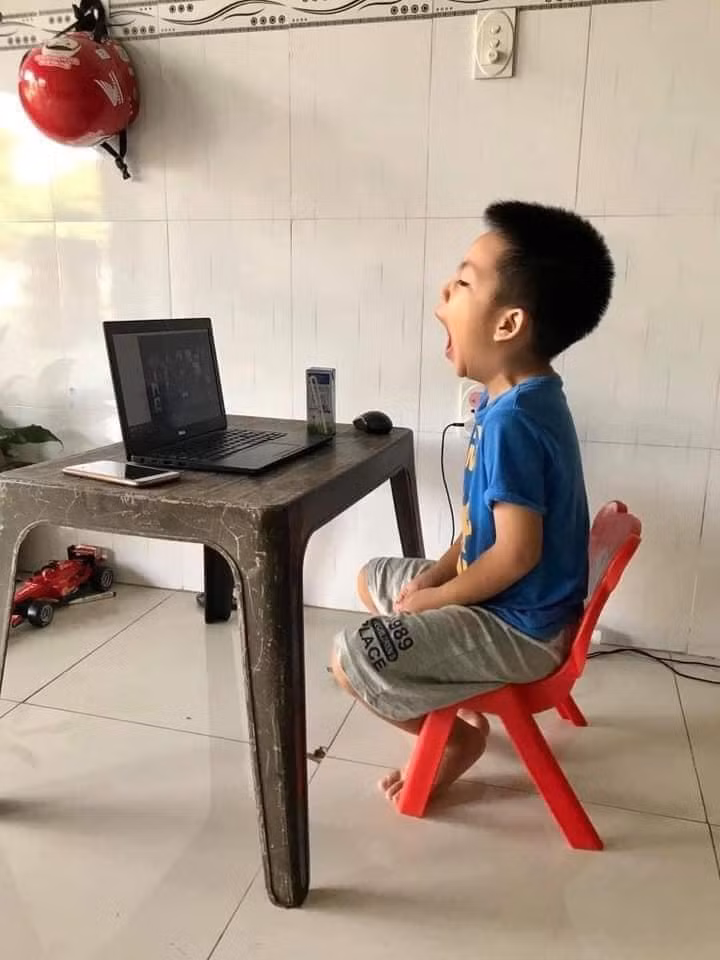 Không hổ danh "nhất quỷ nhì ma", dù học online, hội học trò vẫn nghĩ đủ trò lầy lội khiến tiết học thêm phần thú vị.