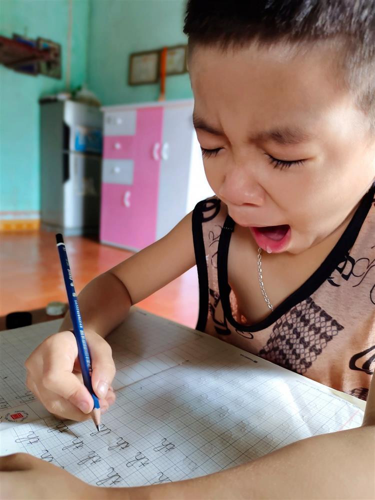 Với muôn vàn kiểu sáng tạo, các cách học online ở nhà khiến người xem không khỏi bật cười bởi sự đáng yêu, hài hước của các bạn nhỏ.