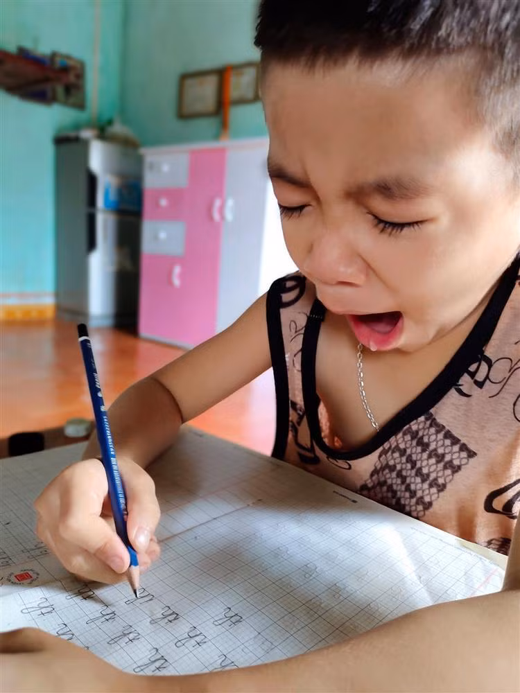 Với muôn vàn kiểu sáng tạo, các cách học online ở nhà khiến người xem không khỏi bật cười bởi sự đáng yêu, hài hước của các bạn nhỏ.