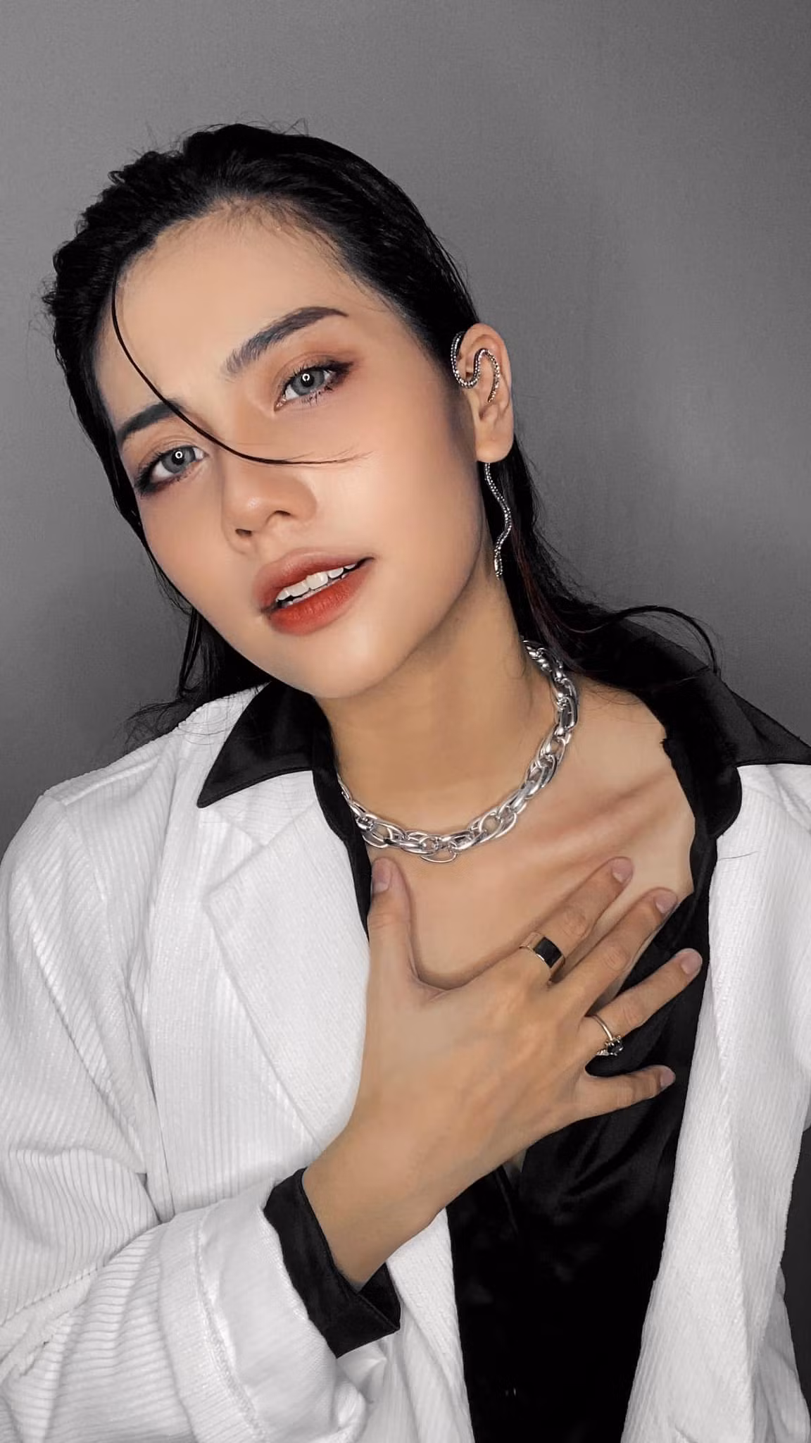 Châm Sứa là cái tên không còn xa lạ gì trong cộng đồng TikToker. Cô gái này gây sốt MXH nhờ những clip phỏng vấn đường phố ghép đôi.