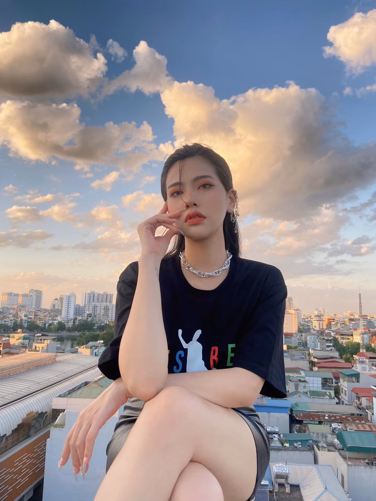 Với độ nổi tiếng của mình, Châm Sứa được khán giả yêu mến và đặt biệt danh như "cô nàng triệu view" hay "nữ hoàng đường phố".