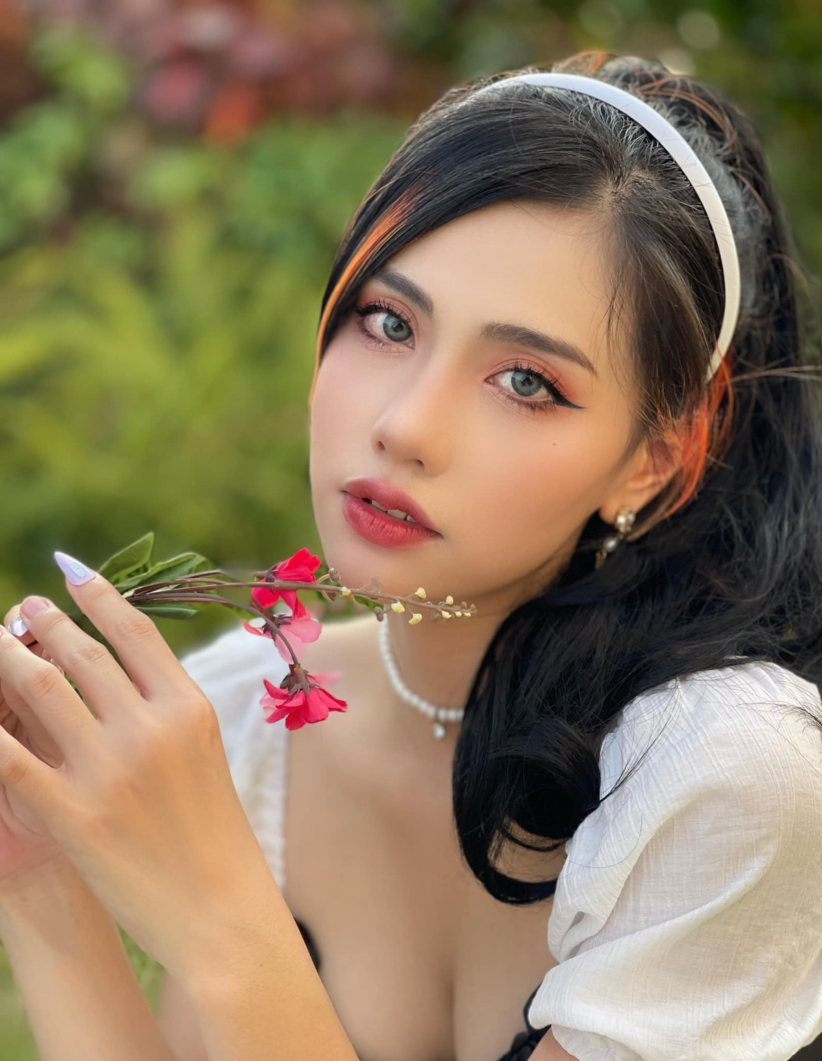 Là một cái tên nổi đình đám trong cộng đồng TikTok, Châm Sứa gây chú ý với những clip "đu trend" biến hình siêu đỉnh. Hiện tại kênh của hot girl Hà thành sở hữu tới tới 2,1 triệu người theo dõi và 41,7 triệu lượt yêu thích.