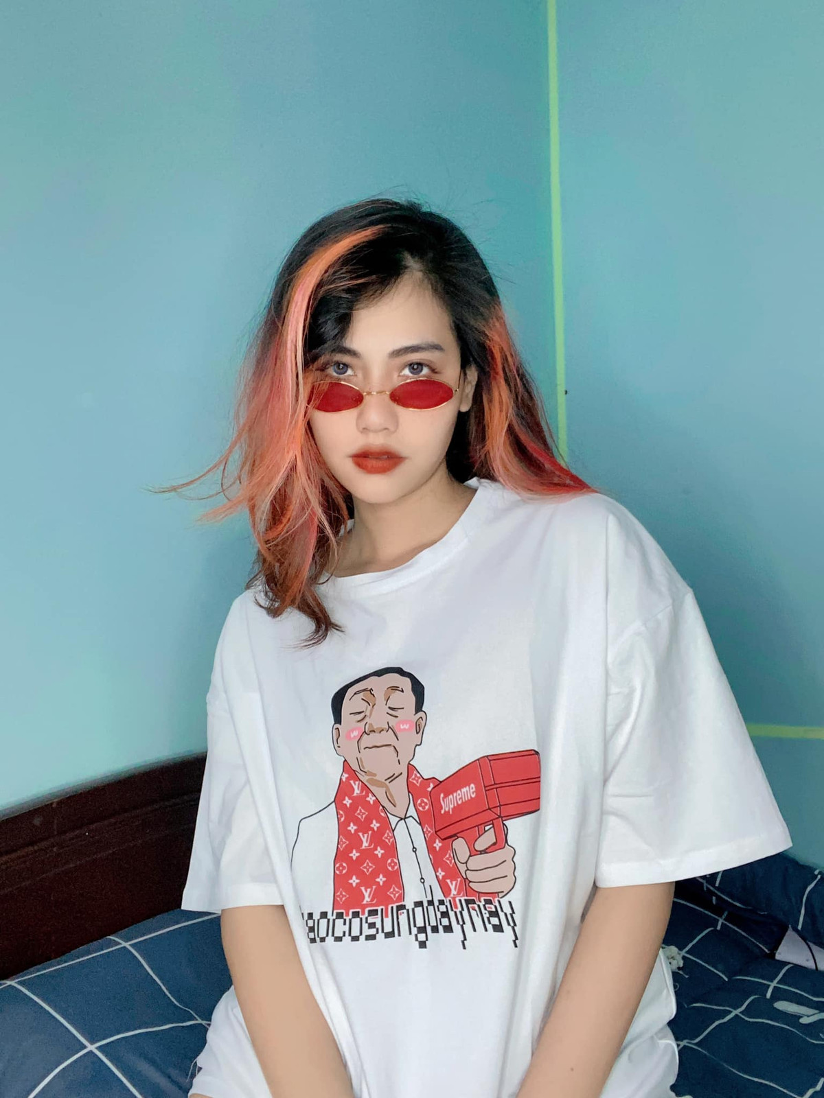 Cô sở hữu gương mặt xinh đẹp với sống mũi cao, đôi mắt to tròn cùng thân hình cân đối và chiều cao ấn tượng.