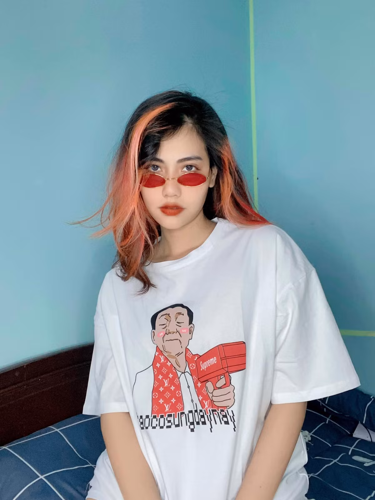 Cô sở hữu gương mặt xinh đẹp với sống mũi cao, đôi mắt to tròn cùng thân hình cân đối và chiều cao ấn tượng.