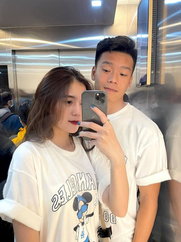 So với các nàng WAGs, bạn gái cầu thủ Thành Chung - Tố Uyên không bị vướng phải quá nhiều ồn ào. Cô nàng cũng đặc biệt gây ấn tượng với gương mặt xinh đẹp, thân hình mảnh mai.