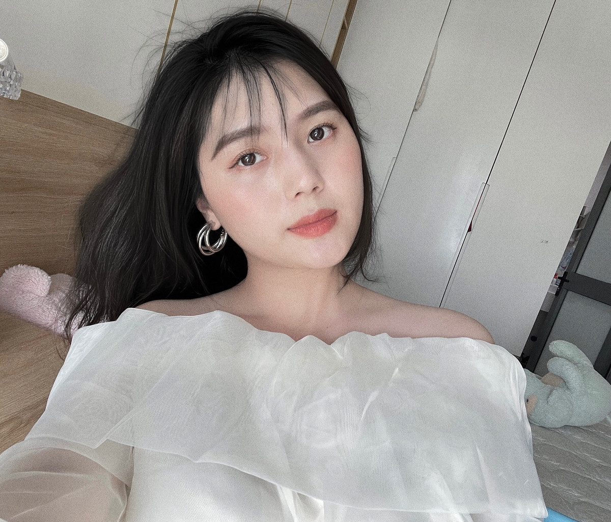 Tố Uyên vốn dĩ đã sở hữu ngoại hình xinh đẹp, cao ráo nên nếu có sử dụng chút phần mềm chỉnh sửa thì cô nàng vẫn gây sự chú ý lớn.