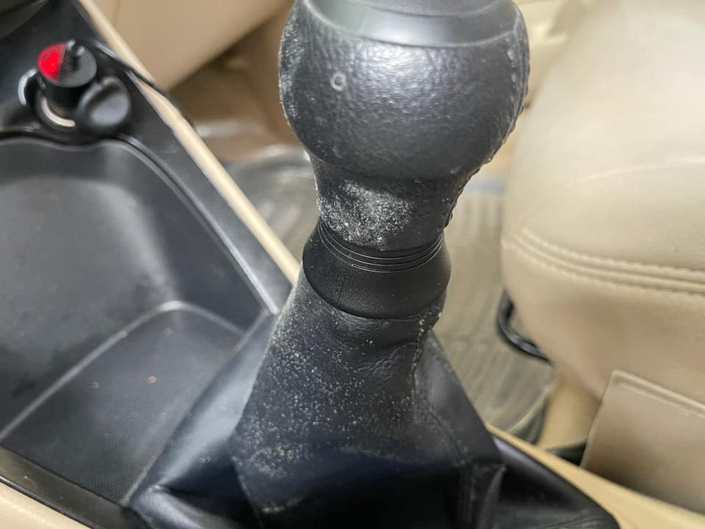 Một cư dân mạng khác than thở bên trong da ô tô mốc hết vì ẩm, không thông thoáng.