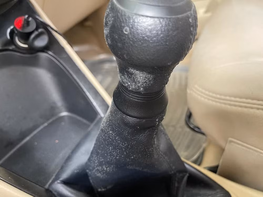 Một cư dân mạng khác than thở bên trong da ô tô mốc hết vì ẩm, không thông thoáng.