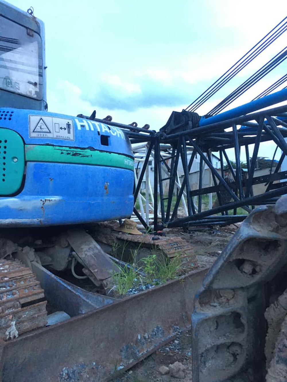 Chiếc máy ủi có nguyên cả đám cây cối bám quanh. Với chiếc xe này muốn đi được thì phải trải qua quá trình tu bổ, bảo dưỡng cẩn thận. Ảnh: Tổng hợp