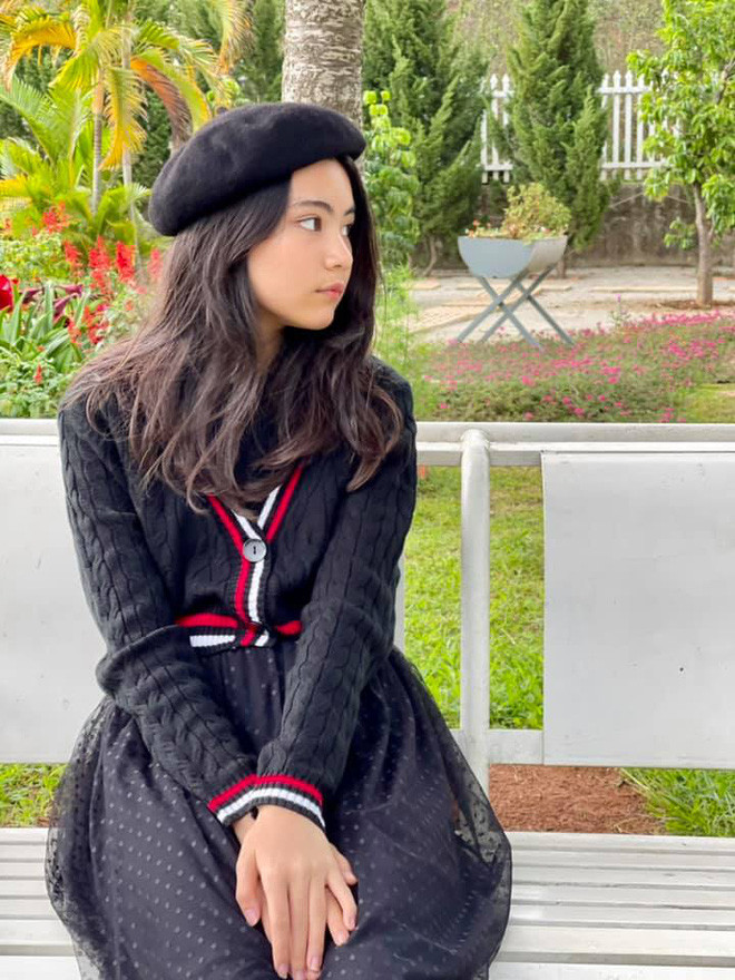 Không kém cạnh cô chị, cô em cũng được mẹ Dạ Thảo chụp cho những hình ảnh cực đẹp trong vườn nhà.