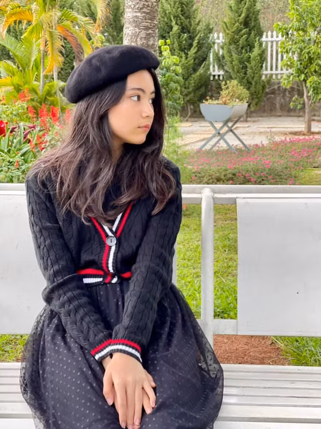 Không kém cạnh cô chị, cô em cũng được mẹ Dạ Thảo chụp cho những hình ảnh cực đẹp trong vườn nhà.