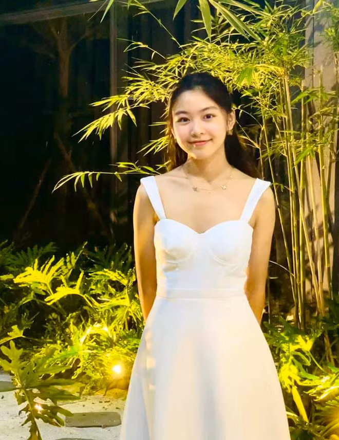 Dưới khoảnh khắc đáng yêu của hai cô con gái nhà Quyền Linh, cư dân mạng không quên để lại bình luận ngưỡng mộ, nhiều người còn trầm trồ vì nhan sắc cũng như sự dễ thương của Lọ Lem và Hạt Dẻ.