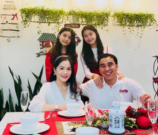 Lọ Lem và Hạt Dẻ là hai cô con gái của MC Quyền Linh, hai cô bé này vẫn luôn nhận về không ít sự chú ý của truyền thông và cư dân mạng.