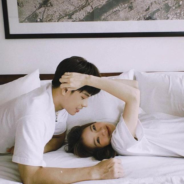 Trước đó hot girl Trương Hoàng Mai Anh và bạn trai đã liên tục khoe ảnh tình tứ trên trang cá nhân, tuy vậy việc thông báo mang thai vẫn khiến ai nấy đều ngỡ ngàng.