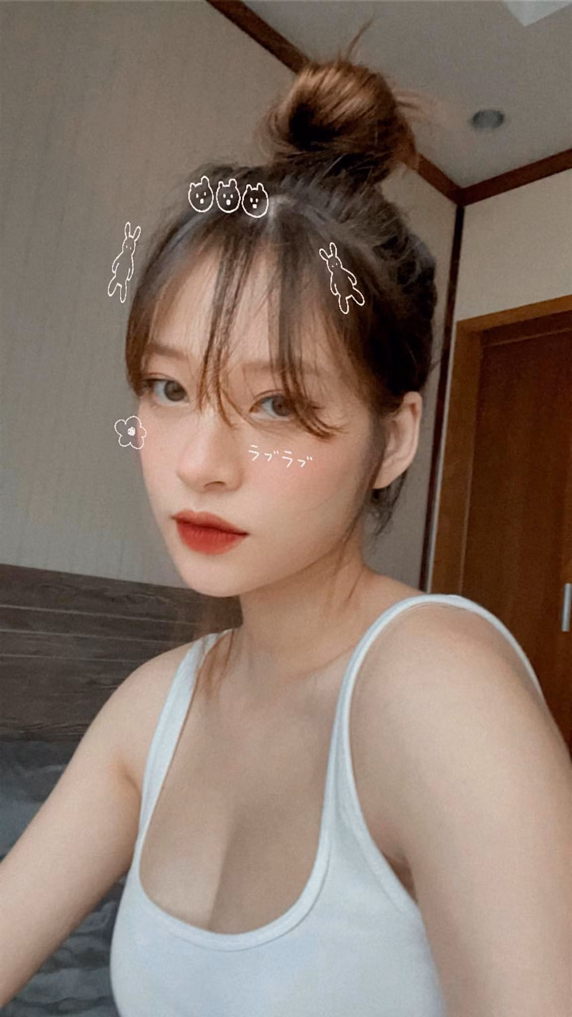 Trương Hoàng Mai Anh (sinh năm 1993) là gương mặt mẫu lookbook nổi bật ở Hà thành. Nàng hot girl hiện đang sở hữu 589 ngàn theo dõi Instagram và 268.000 lượt theo dõi Facebook.