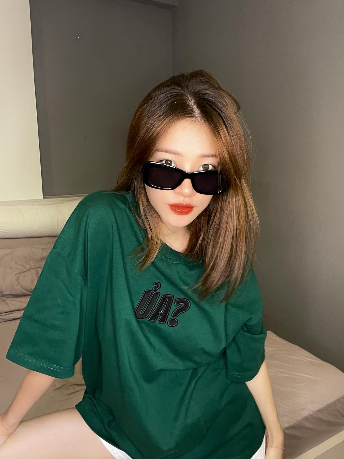 Hot girl Hà thành từng là tâm điểm chú ý của dư luận vì mắng khách hàng vô duyên, mất lịch sự khi người này hỏi giá tiền một set quần áo.