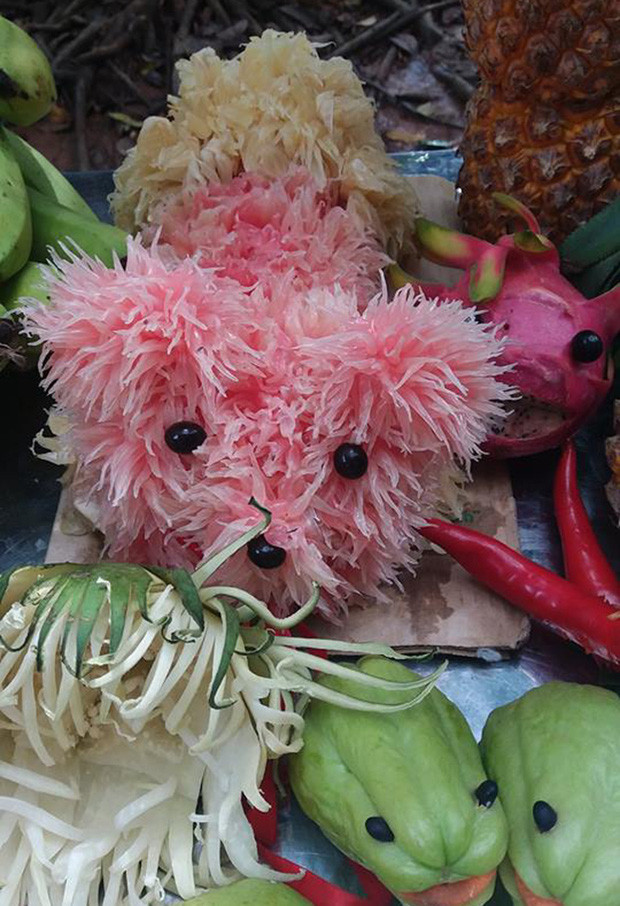 Chó bưởi trong mâm cỗ Trung Thu là kiểu trang trí hoa quả đòi hỏi sự khéo léo của đôi tay, nếu không chúng sẽ trở thành những con quái thú xấu xí khiến ai nhìn vào cũng phải hết hồn.