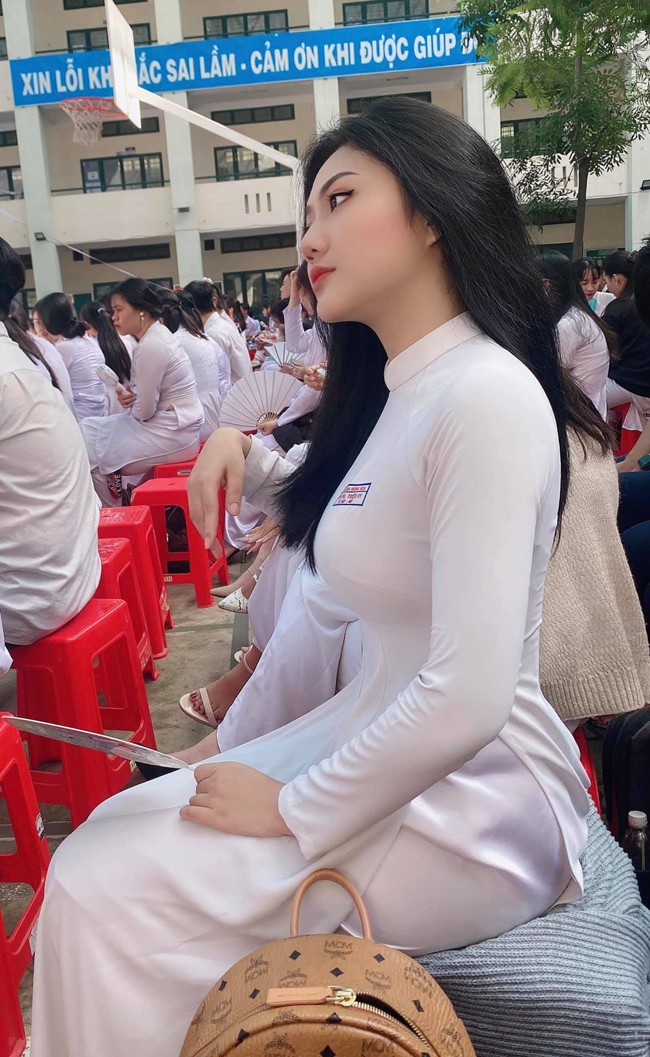 Nàng hot girl này là cựu nữ sinh trường THPT Bình Hưng Hòa, TP HCM. Hình ảnh Triệu Vy mặc áo dài học sinh, khoe sắc vóc tuổi dậy thì đẹp mơn mởn xuất hiện trên nhiều diễn đàn mạng xã hội.