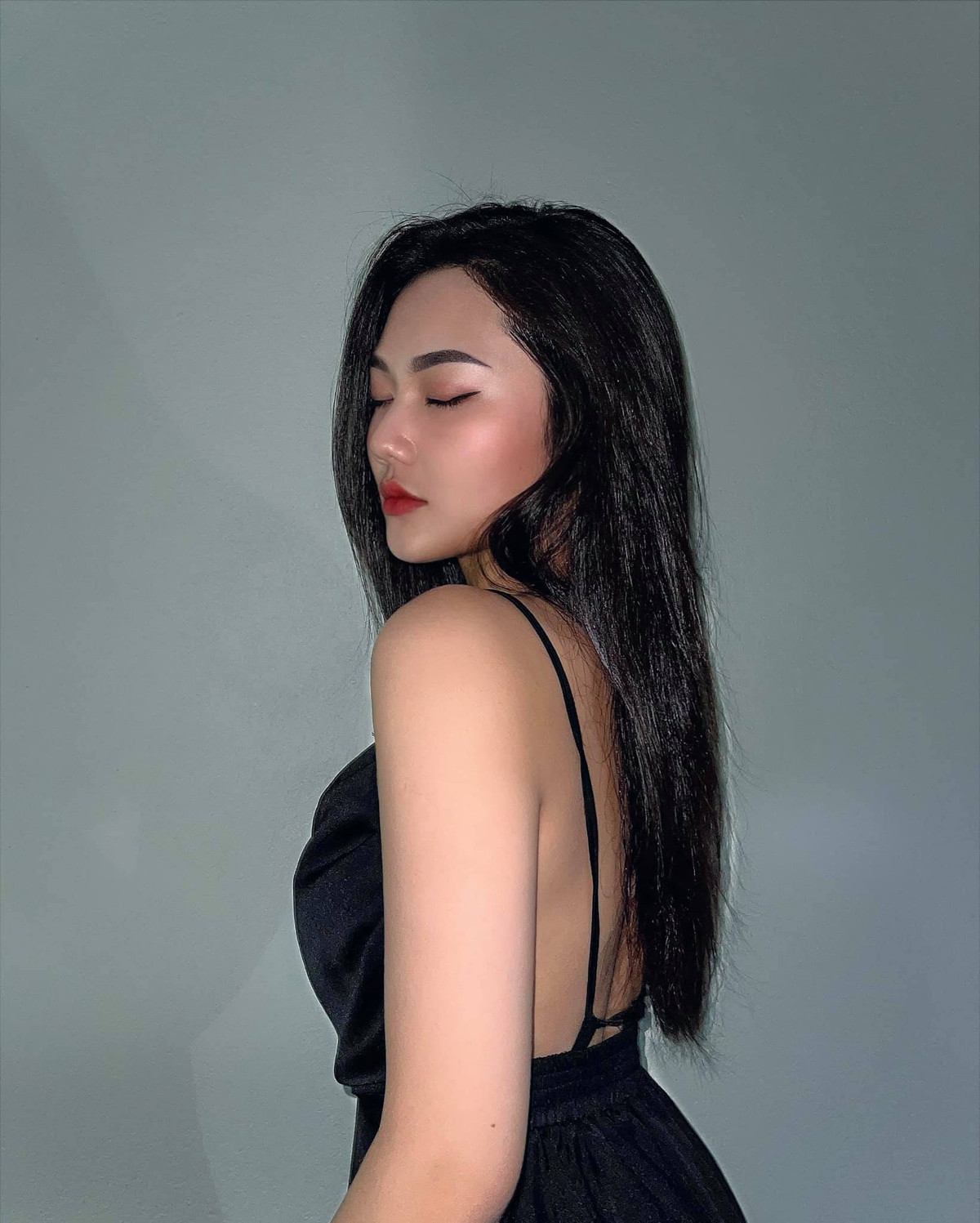 Sở dĩ hot girl Sài thành có cái tên đặc biệt như vậy là vì mẹ cô ngày xưa rất mê bộ phim Hoàn Châu Cách Cách, đặc biệt là nhân vật Tiểu Yến Tử do nữ diễn viên Triệu Vy thủ vai.