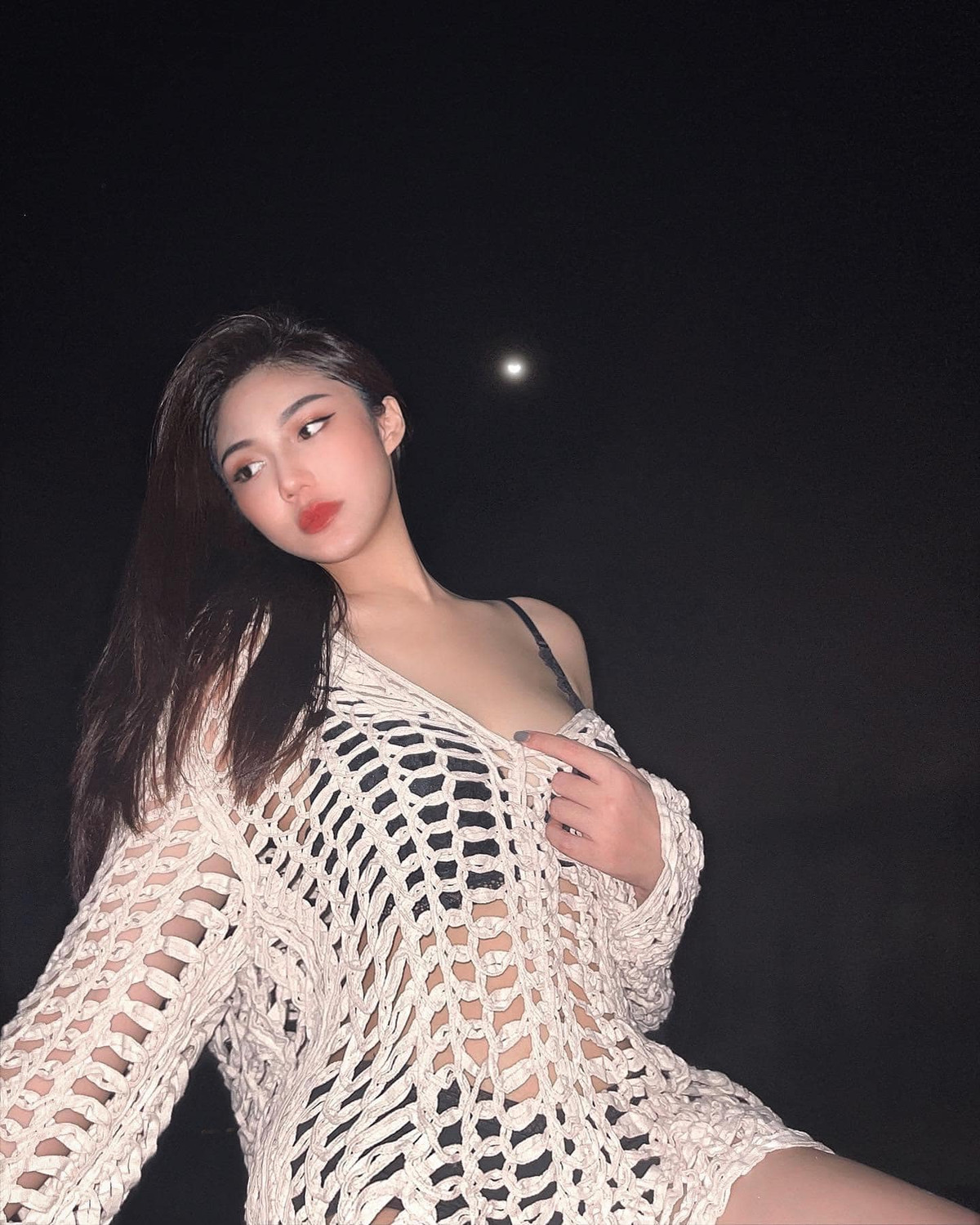 Do cô biết chọn trang phục và tạo dáng nên ảnh đời thường có sức hút hơn.