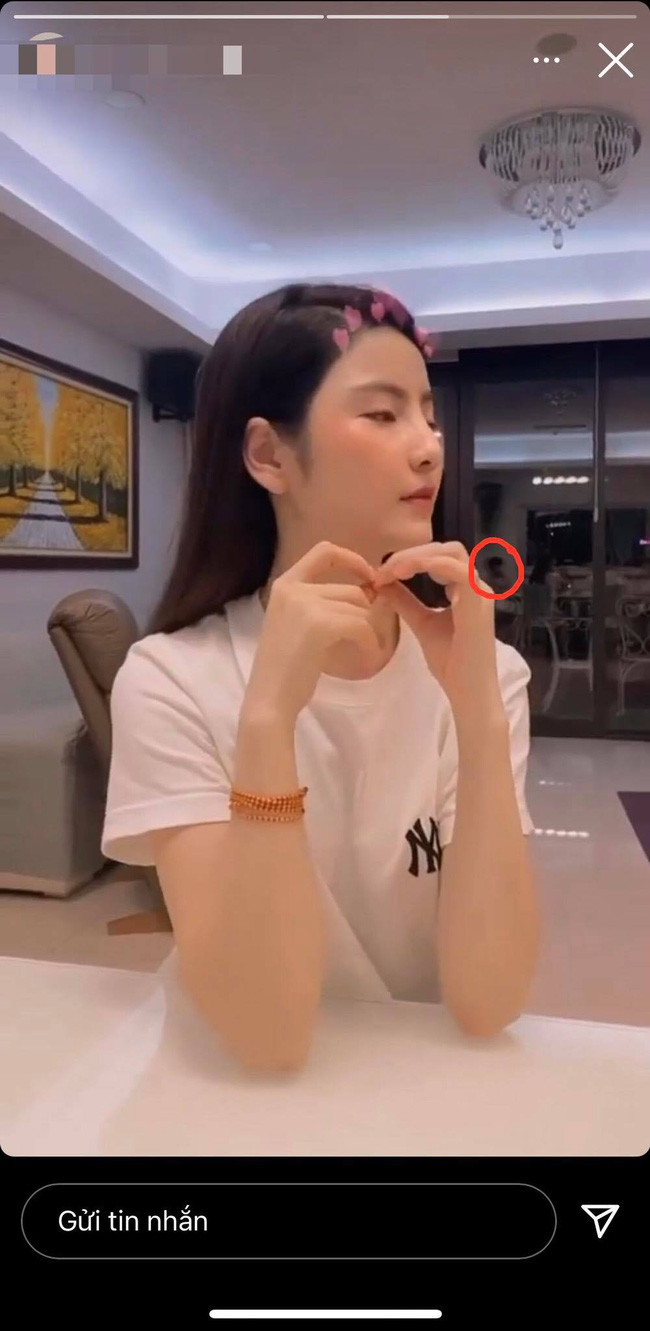 Tuy chỉ là một story quay mặt bình thường nhưng hình ảnh phản chiếu ở cánh cửa được netizen soi rằng đó là Quang Hải.