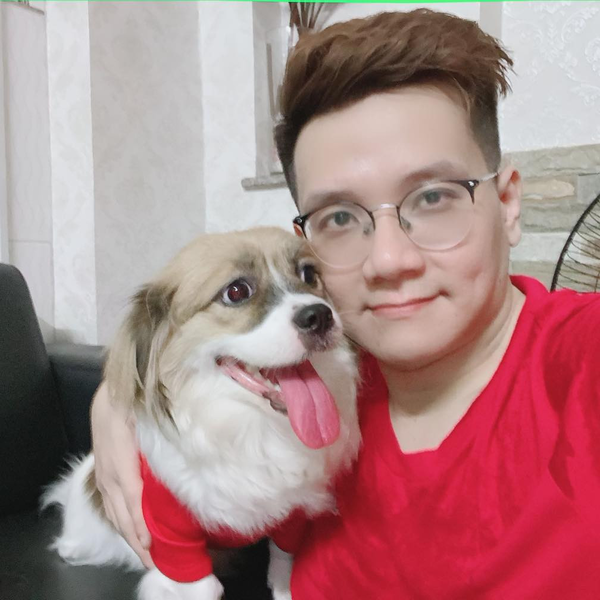 Bà Phương Hằng và Nhâm Hoàng Khang đã có mối quan hệ trước đó khi anh chàng này là người hỗ trợ bà Phương Hằng tìm ra loạt antifan và hé lộ những thông tin Hoài Linh chưa chuyển khoản tiền từ thiện cứu trợ miền Trung.