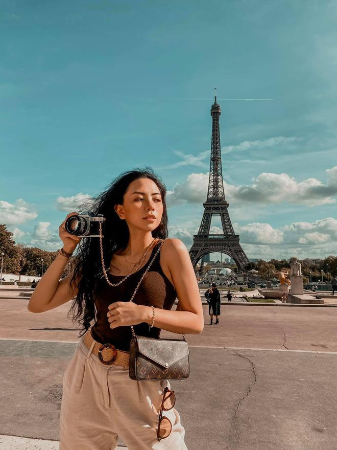 Trong số đó, một hình là về mẹ, một hình là về ngày sinh của 3 mẹ con và một hình thể hiện tình cảm gia đình.