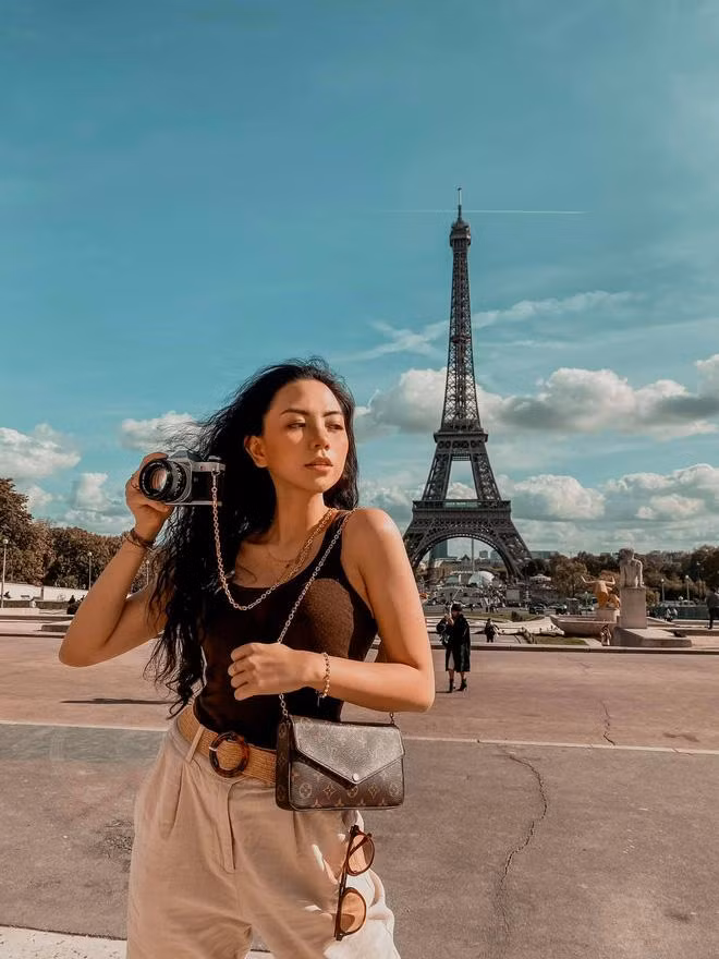 Trong số đó, một hình là về mẹ, một hình là về ngày sinh của 3 mẹ con và một hình thể hiện tình cảm gia đình.