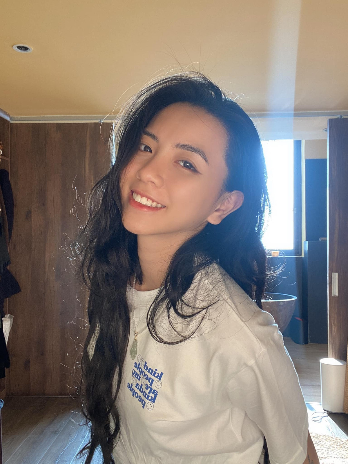 Tuy không sở hữu chiều cao nổi bật, Tô Sa vẫn gây chú ý nhờ gương mặt ưa nhìn cùng vóc dáng cân đối, không mỡ thừa.