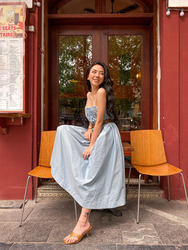 Tô Sa càng lớn càng cá tính, có gu ăn mặc hút mắt và thoải mái. Từng du học ở nước ngoài nhiều năm nên Đặng Tiểu Tô Sa có gu thời trang khá Tây, gợi cảm.