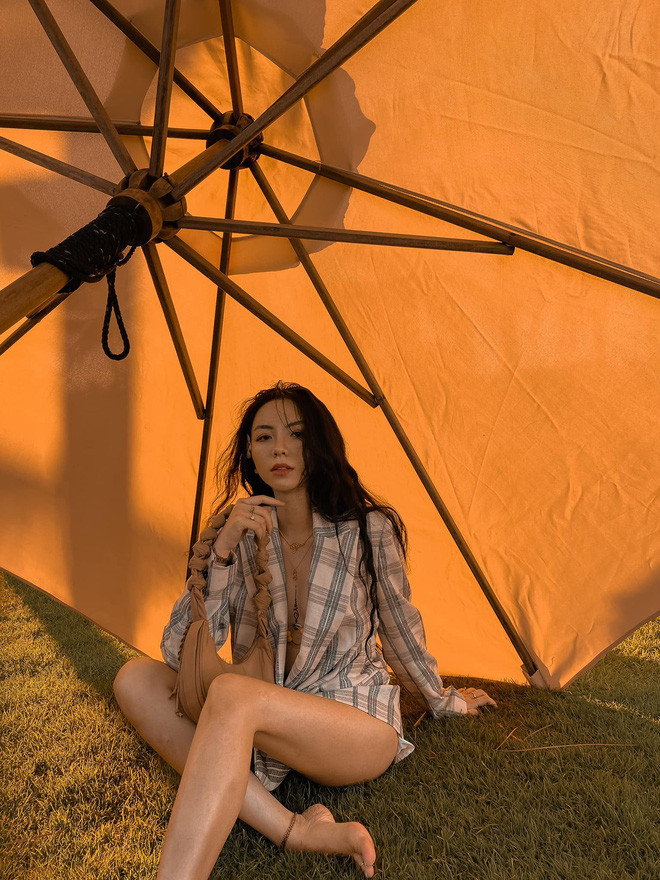 Điểm đặc biệt nhất ở Tô Sa khiến nhiều người ấn tượng chính là mái tóc đen dài, xoăn tự nhiên. Ảnh: FBNV