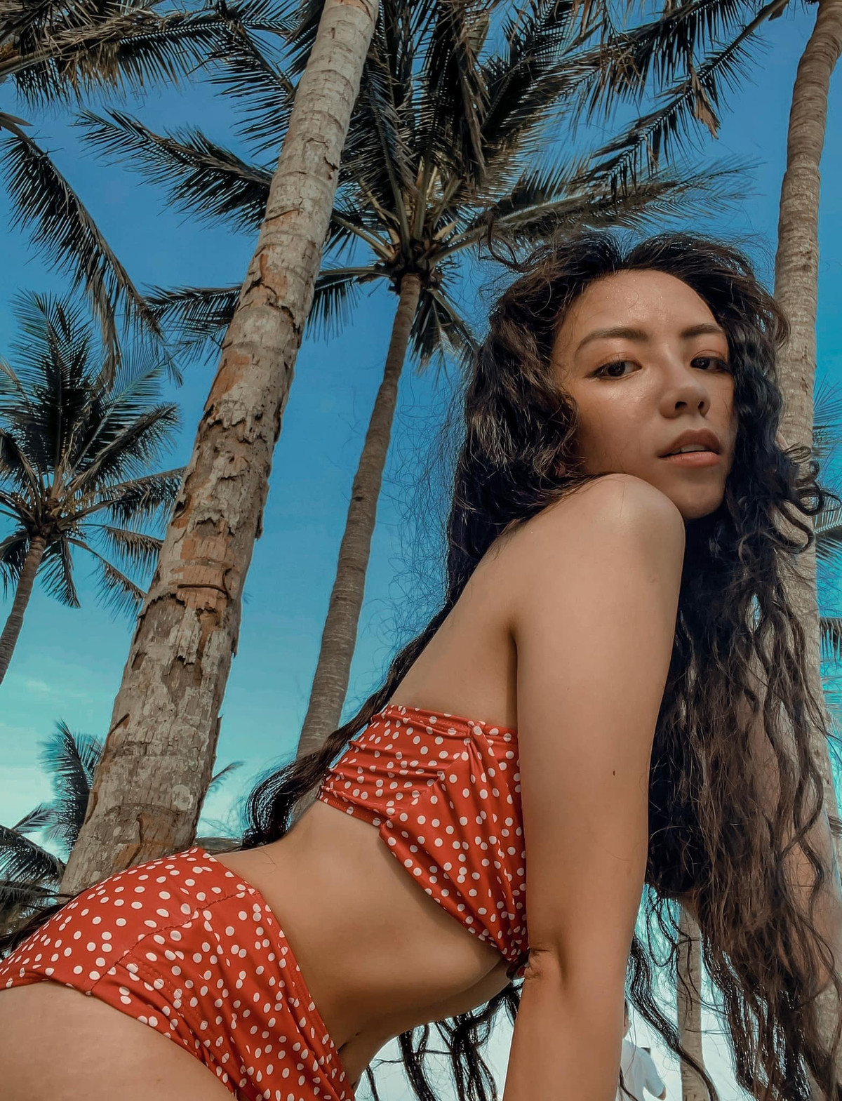 Từ khi còn học cấp 3, Tô Sa đã gây xuất hiện trên nhiều trang tin truyền thông với gương mặt xinh đẹp, nụ cười hút mắt, nổi bật nhất chính là body gợi cảm.