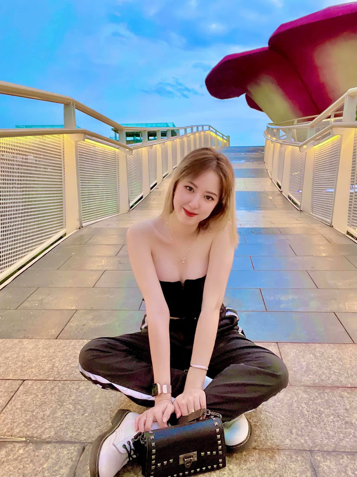 Với ngoại hình xinh xắn và thân hình quyến rũ, Thảo Luna đang sở hữu hơn 57 nghìn người theo dõi trên Facebook.