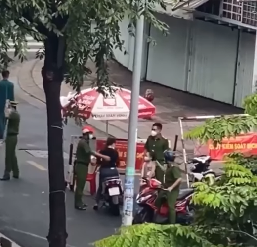 Trước đó, "chị đại quận 4" trong vòng 3 tháng đã bị phạt hơn 16 triệu đồng vì liên tiếp có hành vi không đeo khẩu trang, gây rối và chống đối lực lượng chức năng.