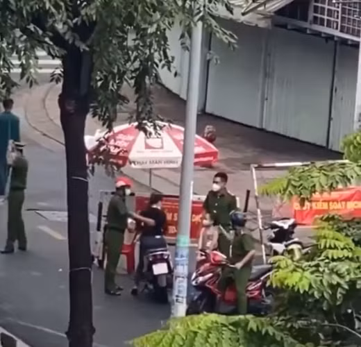 Trước đó, "chị đại quận 4" trong vòng 3 tháng đã bị phạt hơn 16 triệu đồng vì liên tiếp có hành vi không đeo khẩu trang, gây rối và chống đối lực lượng chức năng.