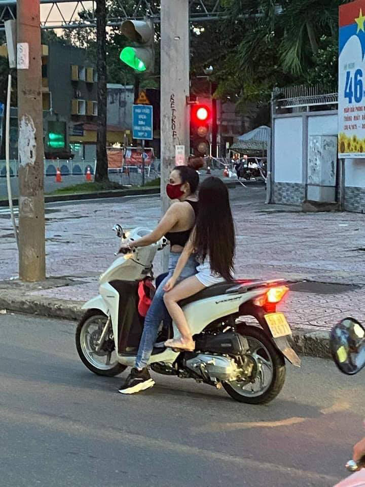 Sau nhiều lần bị xử phạt và được nhắc nhở về việc đeo khẩu trang ra đường ngày giãn cách xã hội, hiện bà N đã khắc phục lỗi này. Tuy nhiên cả 2 mẹ con không ai đội mũ bảo hiểm khi tham gia giao thông.