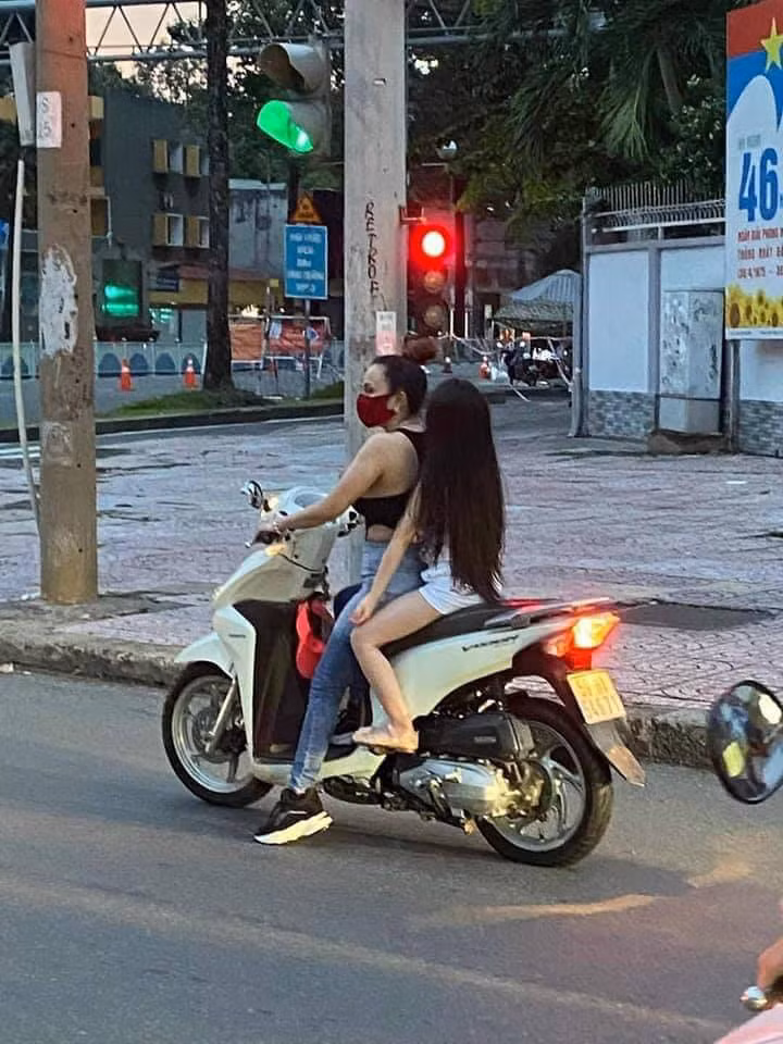 Sau nhiều lần bị xử phạt và được nhắc nhở về việc đeo khẩu trang ra đường ngày giãn cách xã hội, hiện bà N đã khắc phục lỗi này. Tuy nhiên cả 2 mẹ con không ai đội mũ bảo hiểm khi tham gia giao thông.