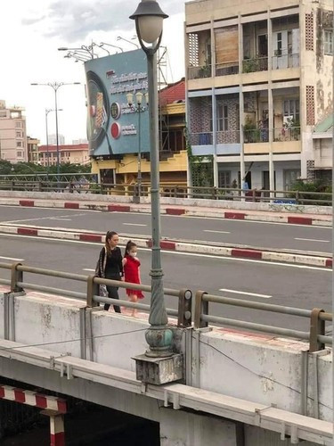 Điều đáng nói, sau những lần bị phạt và được cán bộ giải thích cặn kẽ, người phụ nữ này vẫn tái diễn tình trạng dắt con nhỏ lang thang trên đường phố ở thời điểm dịch bệnh diễn biến phức tạp.