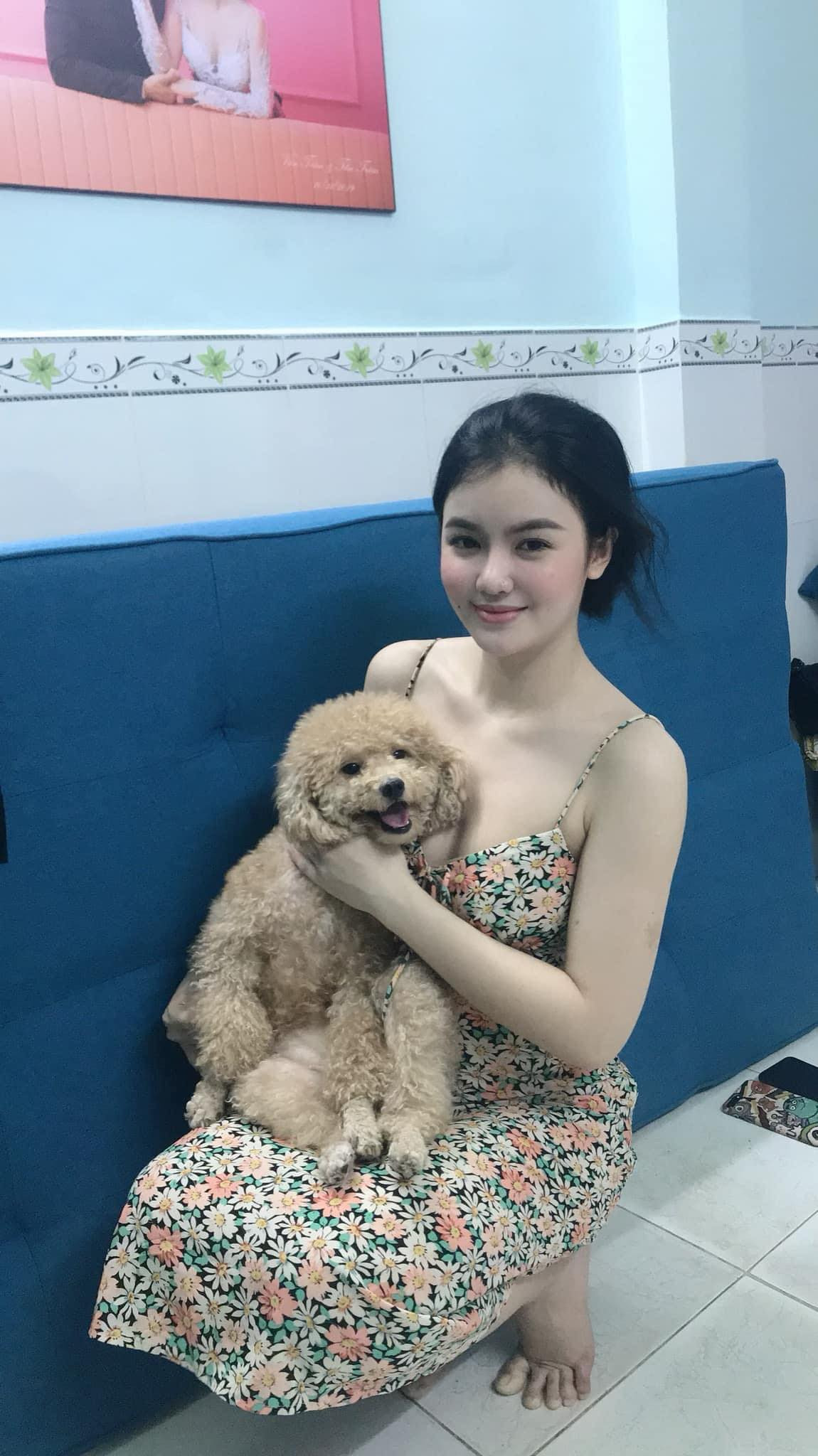 Quế Long sở hữu gương mặt xinh đẹp, gu thời trang dù giản dị nhưng thân hình lại vô cùng nổi bật.