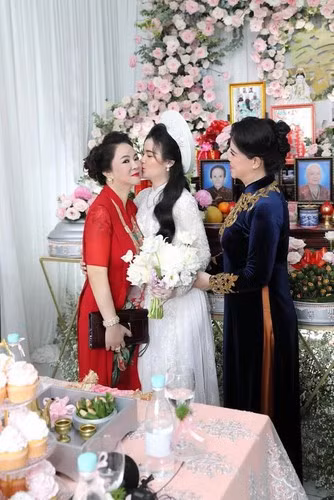 Trong loạt hình ảnh được nữ đại gia đăng tải nhân dịp sinh nhật con gái Natalie, Quế Long cũng xuất hiện cùng gia đình nhà chồng.