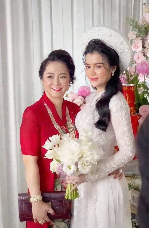 Trong lần xuất hiện mới đây, nữ CEO khu du lịch Đại Nam đã thu hút sự quan tâm của netizen khi tự nhận mình đã lên chức "chị nội". Cụ thể, bà Phương Hằng cho biết: "Tôi lên chức chị nội rồi quý vị, quý vị gọi chị nội chứ đừng gọi bà nội, gọi bà nội là em giận đó".