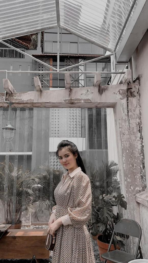 Ngoài ra, về làm dâu nhà hào môn nên cô nàng thường xuyên đăng tải hình ảnh ngập trong đồ hiệu, xe sang khiến ai cũng choáng ngợp. Ảnh: Tổng hợp