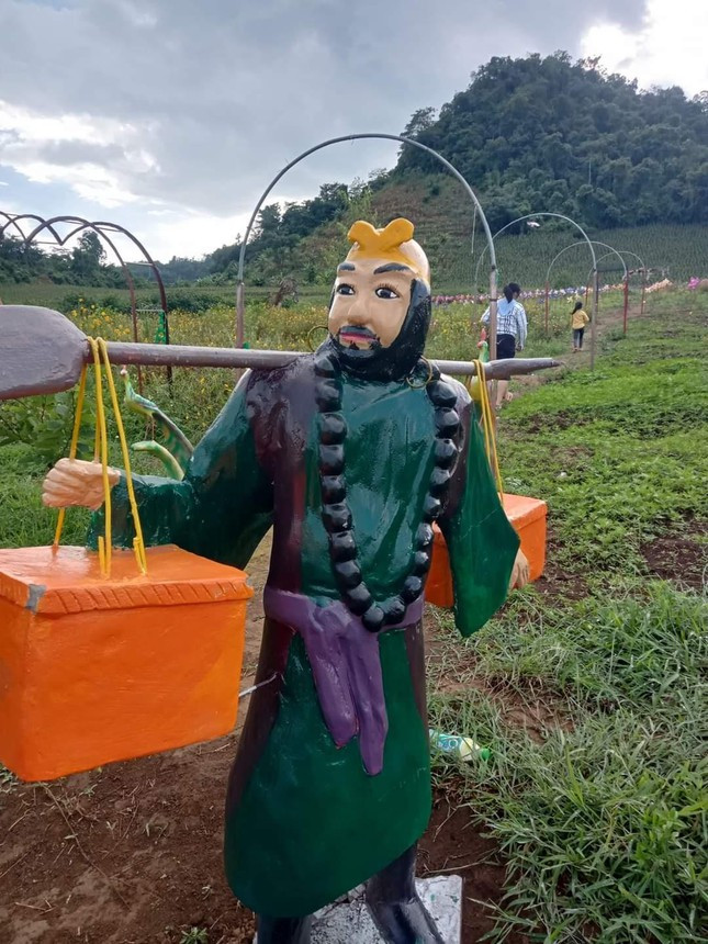 Dưới bài đăng nhiều bình luận của cư dân mạng để lại dành cho những bức tượng "thảm hoạ" này: "Ấn tượng nhất là quả lông mi của thầy trò Đường Tăng, trông như vừa đi gắn mi giả về ý", "Mấy ông làm tượng này bảo đảm ko xem phim tây du kí rồi",...Ảnh: Tin Tức Sơn La