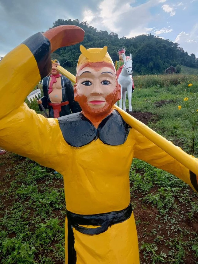 Tiếp đó là vô số ý kiến chỉ trích cho rằng những bức tượng này ảnh hưởng không tốt đến ngành du lịch tại nơi đây. Ảnh: Tin Tức Sơn La