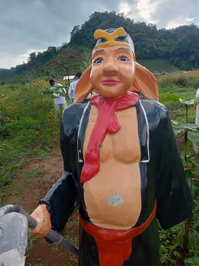 Tượng thầy trò Đường Tăng được đặt ở một đồi chè nổi tiếng tại tỉnh Sơn La. Nhiều netizen cho rằng việc dựng tượng thầy trò Đường Tăng ở đây là không phù hợp. Ảnh: Tin Tức Sơn La