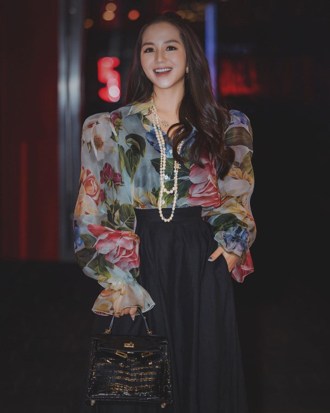 Phương Nguyễn sở hữu vẻ ngoài xinh đẹp, thần thái sang chảnh nhưng cũng không kém phần rạng rỡ.