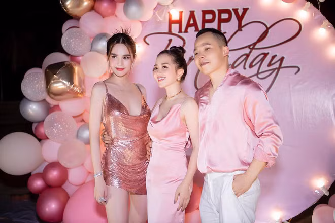 Mới đây, cư dân mạng phát hiện thêm một "chị đại" trong làng rich kid trong danh sách mối quan hệ thân quen của Vũ Khắc Tiệp là bà chủ Hà thành tên Phương Nguyễn.